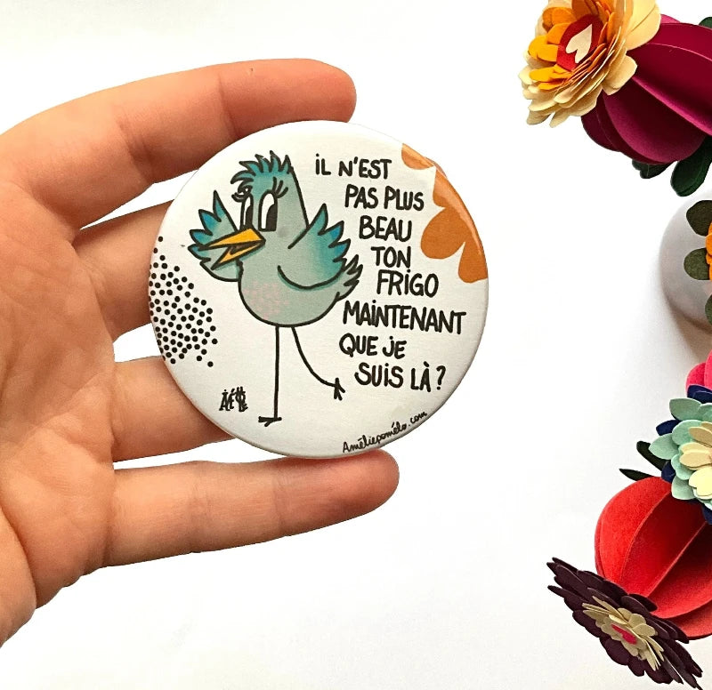 Magnet rond avec le dessin d'un oiseau bleu clair et une phrase humoristique