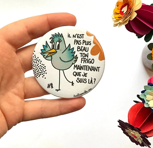 Magnet rond avec le dessin d'un oiseau bleu clair et une phrase humoristique