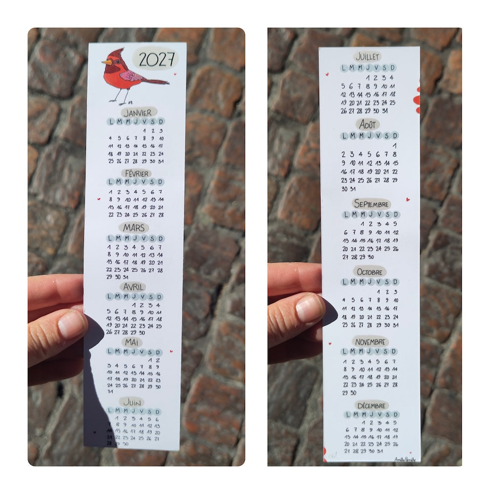 Marque-pages avec un oiseau et une grille du calendrier recto verso. Les dates et les dessins sont en vernis sélectif ce qui donne une qualité à l'objet. Idée cadeau anniversaire ou cadeau pour la nouvelle année. 