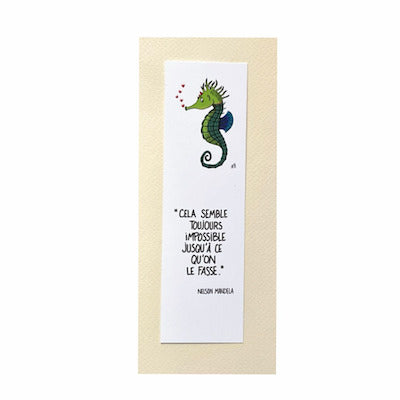 Marque-pages avec un hippocampe vert et une citation de Nelson Mandela. Le dessin et citation en verni sélectif. Idée cadeau. Book lover