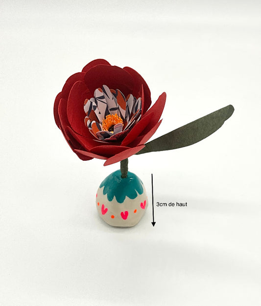Mini fleur rouge en papier découpé avec son mini vase en argile. motif coeurs. décoration minimaliste, mignonne