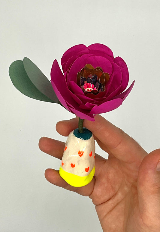 Mini fleur aux pétales roses fushia et son mini vase en argile avec des notes de fluo. Une idée cadeau originale ou une petite décoration. 