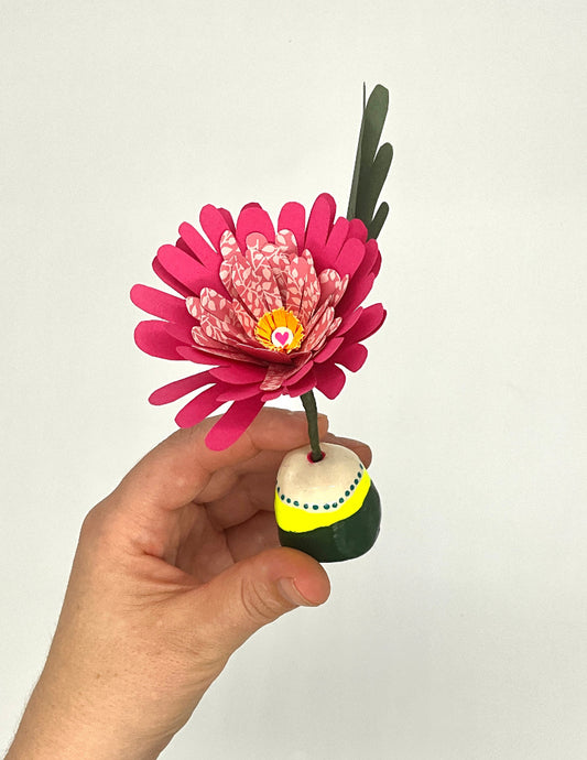 Mini fleur rose en papier découpé avec son mini vase en argile. idéale pour un cadeau, ou une décoration. idée cadeau, idée déco