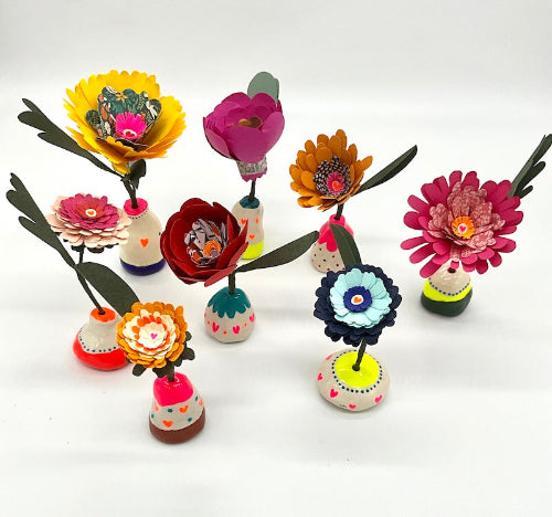 Série de 8 mini fleurs avec vases