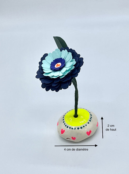 Mini pâquerette bleue en papier découpé à la main avec son mini vase en argile avec un décor de petits coeurs fluo. Bonne idée cadeau, ou décoration