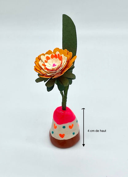 Petite pâquerette dans les tons jaunes avec un mini vase en argile décoré de coeurs fluo. Bonne idée cadeau,