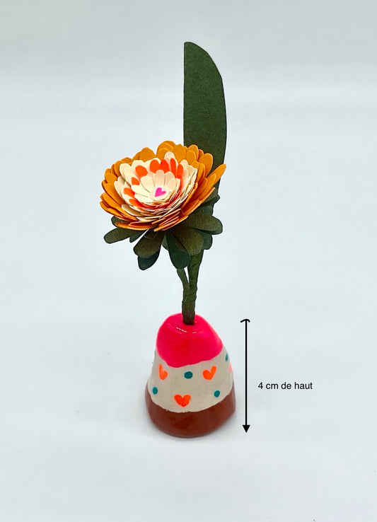 Petite pâquerette dans les tons jaunes avec un mini vase en argile décoré de coeurs fluo. Bonne idée cadeau,