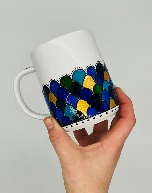 Mug coloré tons bleus motifs géométriques idéal pour un café, un thé. Pièce unique. Idée cadeau originale
