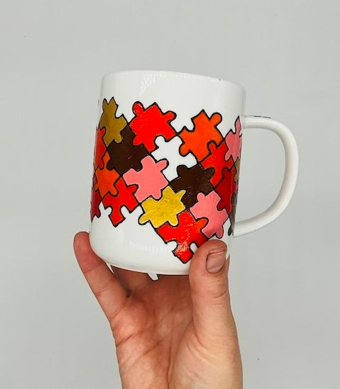 Mug coloré tons rouges motifs puzzle idéal pour un café, un thé. Pièce unique. Idée cadeau originale