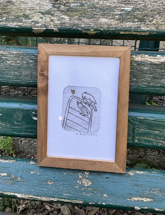 Gravure sur tétrapack représentant des oiseaux amoureux sur une chaise. Pièce unique. coeur à la feuille d'or