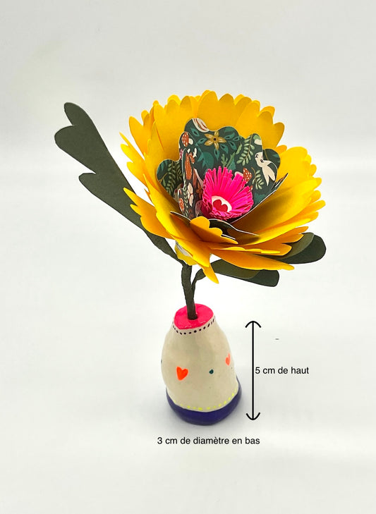Mini fleur en papier jaune, avec son vase en argile décoré de coeurs fluo. 
Idéale pour une décoration de chambre, salon. mignon