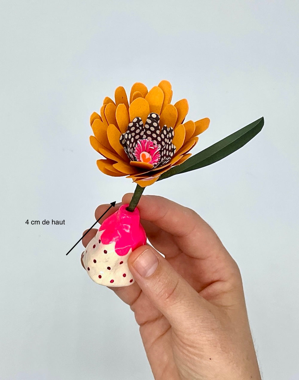 Mini fleur jaune en papier accompagnée de son mini vase en argile avec une décoration de pois et une touche de fluo. Idée cadeau pour un anniversaire, une fête ou une crémaillère. Petite décoration mignonne
