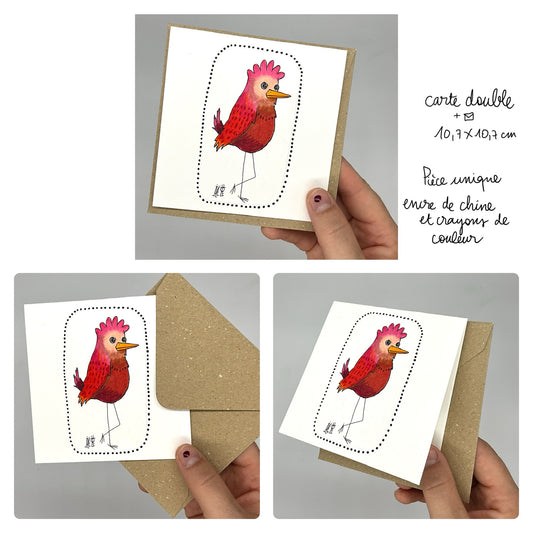 Carte double carrée dessinée à la main avec de l'encre de Chine et des crayons de couleur. Sur cette carte se trouve un oiseau debout aux longues pattes. Il a un corps rouge foncé, une aile rouge et une tête beige avec une crète rose. La carte est fournie avec son enveloppe recyclée. 