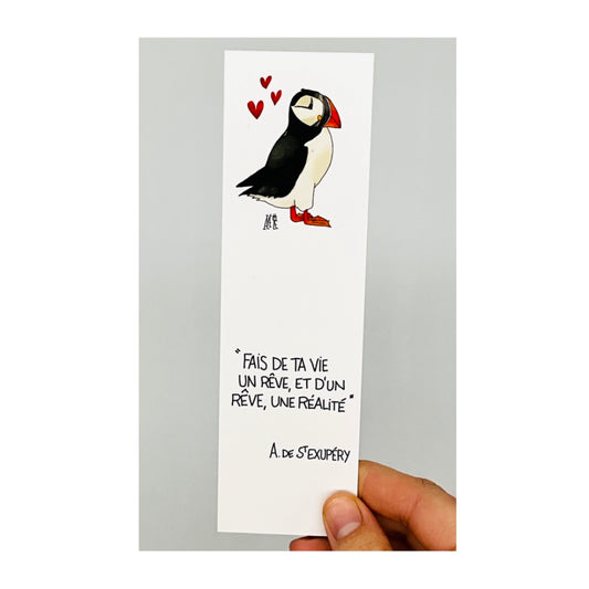 Marque-pages représentant un macareux et avec une citation d'Antoine de Saint Exupery