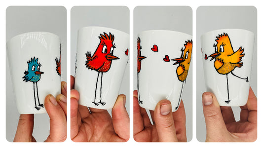 Moyenne tasse sans anse avec des oiseaux peints à la main, porcelaine, pièce unique.