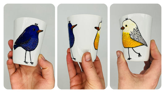 Moyenne tasse sans anse avec des oiseaux peints à la main, porcelaine, pièce unique.