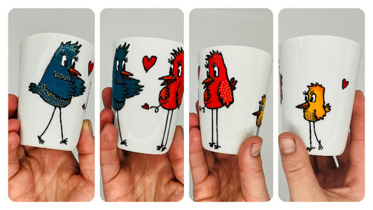 Moyenne tasse sans anse avec des oiseaux peints à la main, porcelaine, pièce unique. idéale pour le café. Idée cadeau 