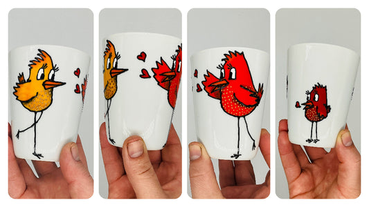 Moyenne tasse sans anse avec des oiseaux peints à la main, porcelaine, pièce unique.