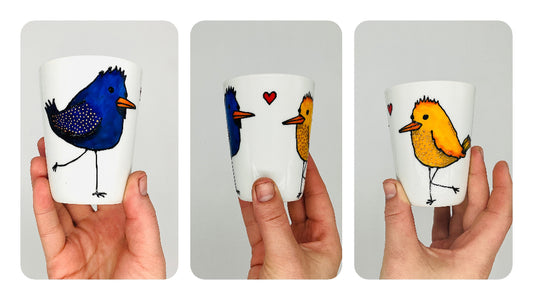 Moyenne tasse sans anse avec des oiseaux peints à la main, porcelaine, pièce unique.