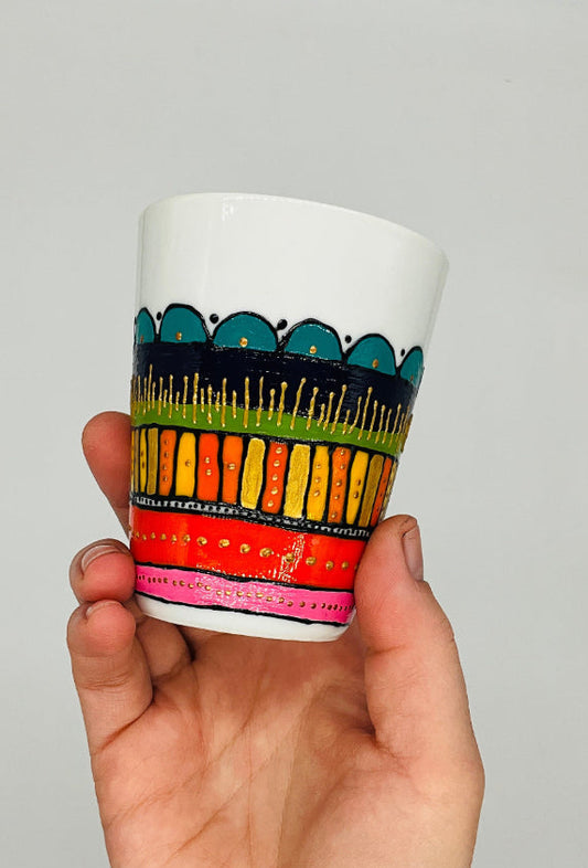 Moyenne tasse sans anse, avec des motifs colorés, peinte à la main. porcelaine, pièce unique. idéale pour le café. Idée cadeau 