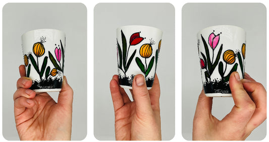 Moyenne tasse sans anse avec des fleurs peintes à la main, porcelaine, pièce unique. idéale pour le café. Idée cadeau 
