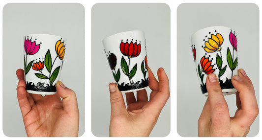 Moyenne tasse sans anse avec des fleurs peintes à la main, porcelaine, pièce unique. idéale pour le café. Idée cadeau 