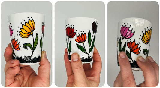 Moyenne tasse sans anse avec des fleurs peintes à la main, porcelaine, pièce unique. idéale pour le café. Idée cadeau 