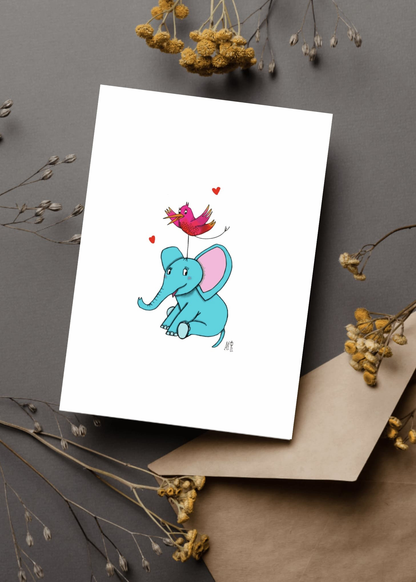 carte postale représentant un éléphant bleu assis avec un petit oiseau rose rouge sur sa tête. idéale pour un enfant 