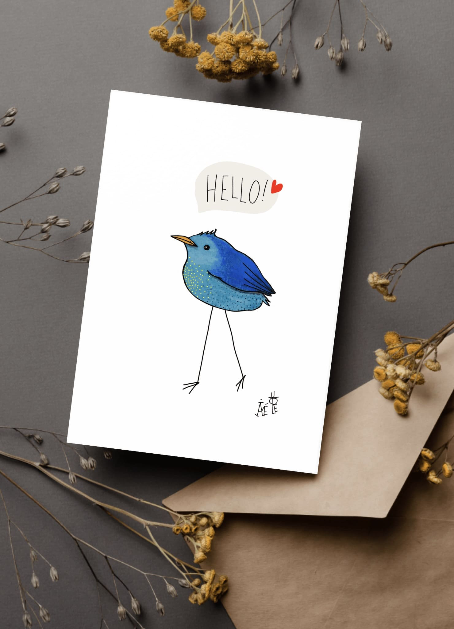 Carte postale de format A6 (Classique) un Oiseau au ventre bleu clair et aux ailes bleues foncées. Une bulle au-dessus "Hello !" avec un coeur
