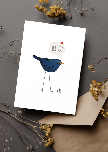 Carte postale de format A6 (Classique) un oiseau qui peut ressembler à un merle. Bleu foncé. Une bulle au-dessus : "Hello!" avec un coeur