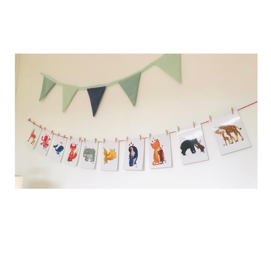 guirlande à accrocher au mur avec un fil sur lequel on accroche à l'aide de petites pinces à linge dix illustrations : Dix illustrations représentant des animaux avec leurs petits. Un éléphant et son petit, un pingouin et son petit, un renard et son petit, une biche et son petit, un ours et son petit, une girafe et son petit, une pieuvre et son petit, une baleine et son petit, un poisson et son petit et enfin un chat et son petit